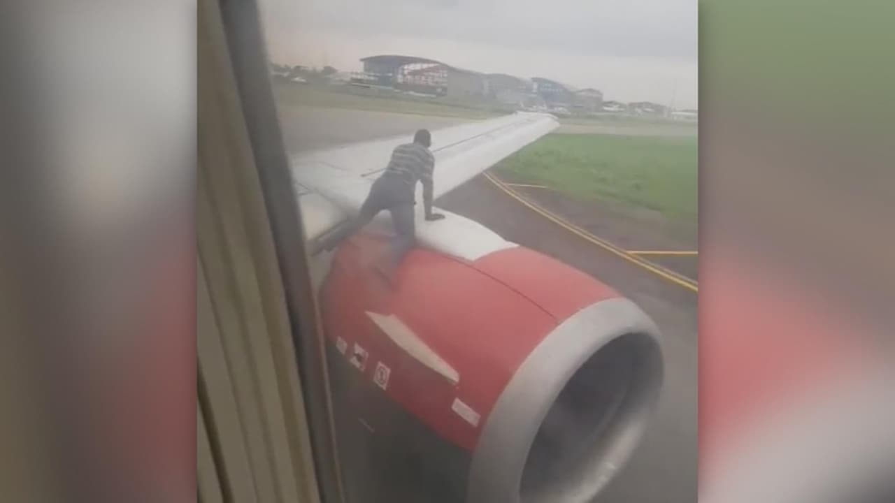 Un hombre se sube al ala de un avión antes del despegue y provoca caos en el aeropuerto