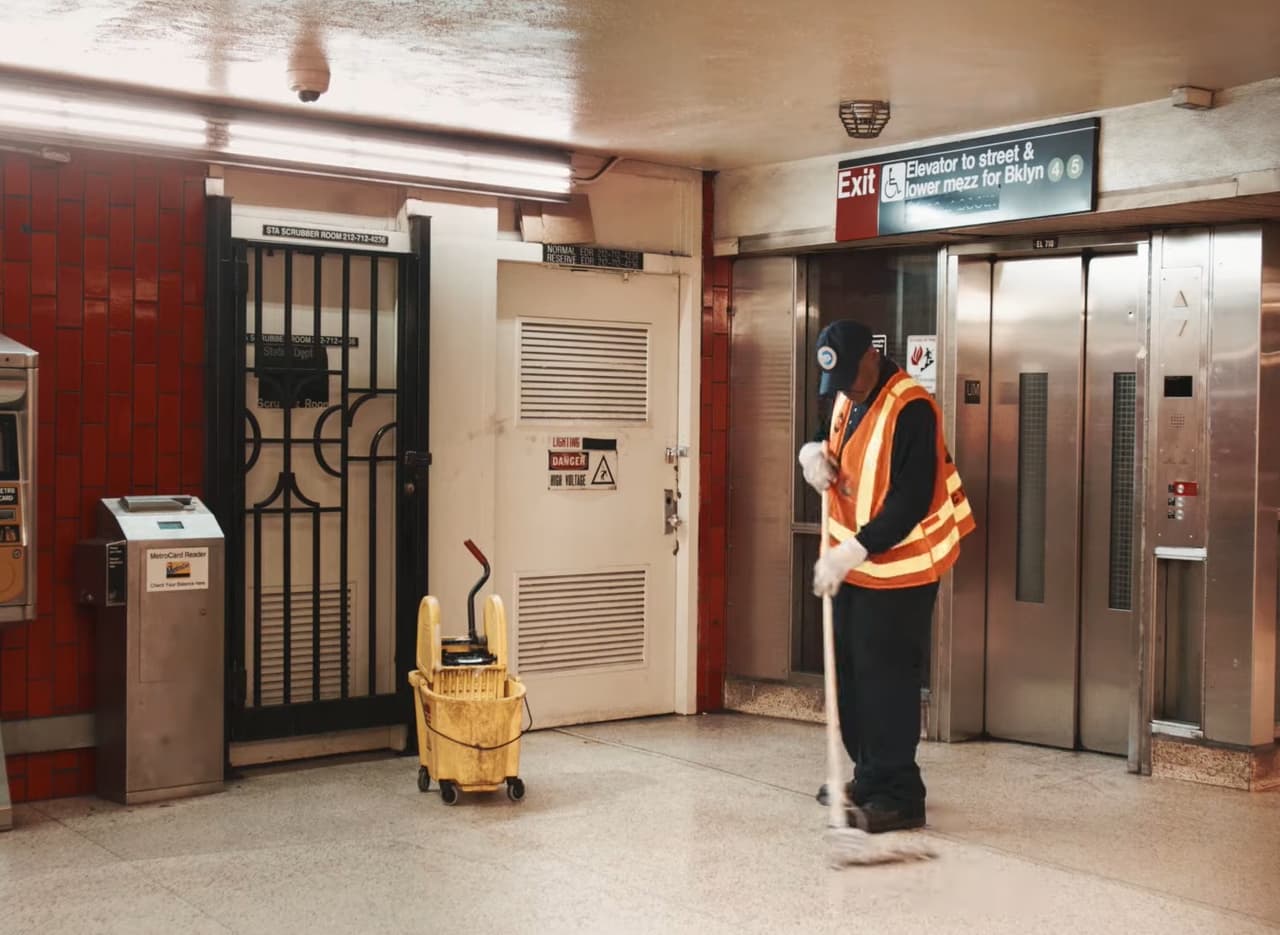 Esto ofrecen de salario por limpiar vagones en el metro de Nueva York