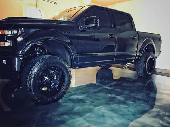 La
<b> Ford F-150 Platinum </b>fue modificada por el especialista California Custom Sport Trucks y algunos de los cambios que le realizó incluyen vidrios polarizados, parrilla mate, doble salida de escape de cinco pulgadas y un equipo de audio mejorado. Esta versión incluye un motor V6 EcoBoost de 3.5 litros y 365 caballos de fuerza.