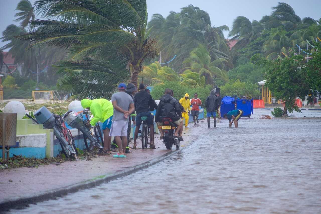 Una calle de San Andrés inundada por Iota el martes, luego de su paso sobre el archipiélago colombiano. La actual temporada de huracanes en el Atlántico ha batido récords. Iota es la decimotercera de las 30 tormentas con nombre registradas este año que alcanzó la categoría de huracán.
<br>
