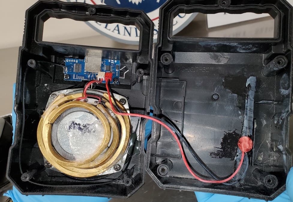 El oro estaba escondido en artefactos eléctricos y no lo declaró a las autoridades.