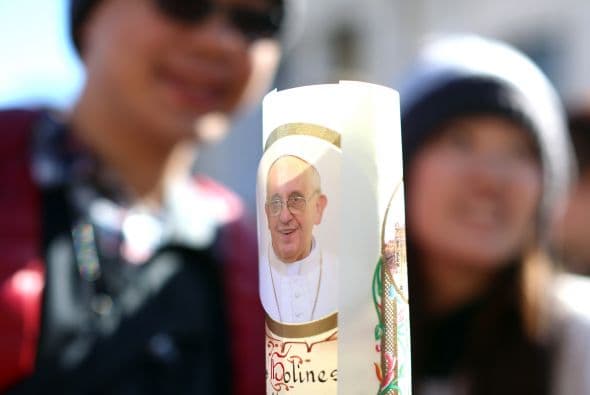 Las dificultades que existen hoy para dar el paso definitivo del matrimonio, el lugar y el momento más oportuno para esposarse o el camino para la formación de la familia cristiana fueron alguno de los asuntos en los que el pontífice tratará de ayudar a las jóvenes parejas.