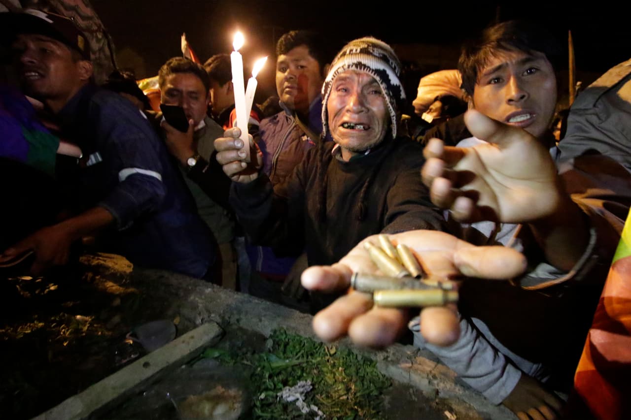 La crisis política que vive Bolivia tras el cambio de poder que ha experimentado el país esta semana alcanzó niveles trágicos este viernes cuando las fuerzas de seguridad abrieron fuego contra seguidores de Evo Morales en una ciudad del centro del país, dejando un saldo de al menos cinco muertos y 75 heridos.