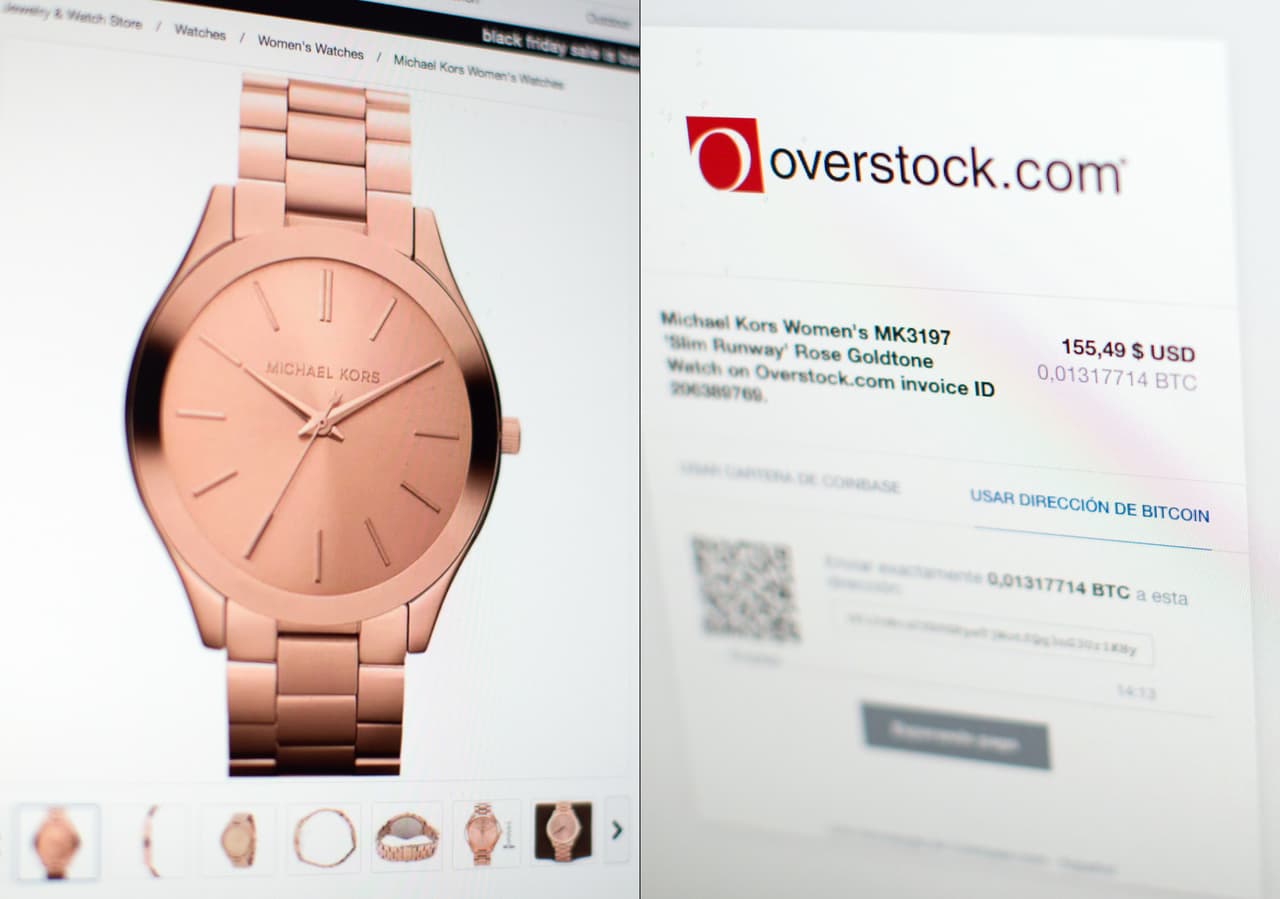 Este reloj rosa para hombres de marca Michael Kors cuesta en la tienda virtual overstock.com 155.49 dólares. El propio sistema de la tienda da la opción de pago en bitcoins y muestra su precio en la moneda virtual. Al momento de la fotografía los 155.49 dólares eran 0.01317714 bitcoins.