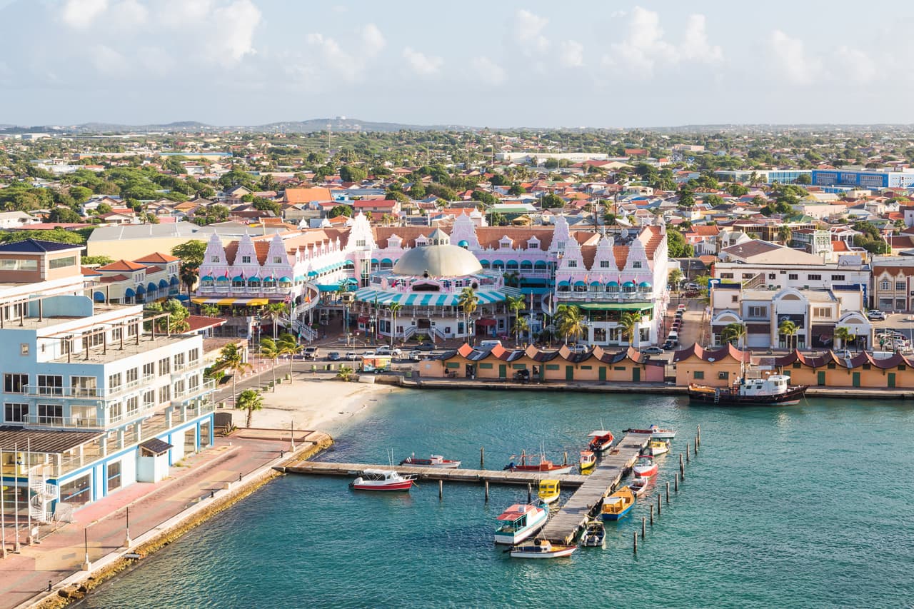 <b>Aruba</b>. Esta pequeña isla caribeña perteneciente a Países Bajos comenzará a recibir a visitantes estadounidenses el 10 de julio. Según el portal de viajes 
<a href="https://www.travelandleisure.com/travel-news/where-can-americans-travel-right-now-a-country-by-country-guide"><i>Travel Leisure</i></a> los turistas tendrán que completar una declaración de salud 72 horas antes de arribar y mostrar una prueba de covid-19 negativa (o pagar por una allí). 
<a href="https://www.univision.com/noticias/salud/mapa-actualizado-del-coronavirus-cifras-de-casos-confirmados-y-fallecidos"><u>Vea aquí nuestro mapa actualizado del coronavirus: cifras de casos reportados, fallecidos y recuperados</u></a> 
<br>