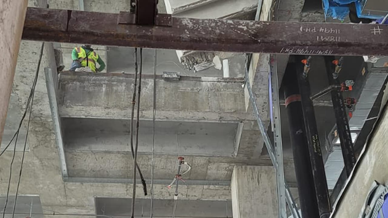 Los cuerpos de las tres víctimas todavía están ahí. no se pueden recuperar hasta que no se pueda estabilizar el edificio. la víctima en el hospital está en condición estable.