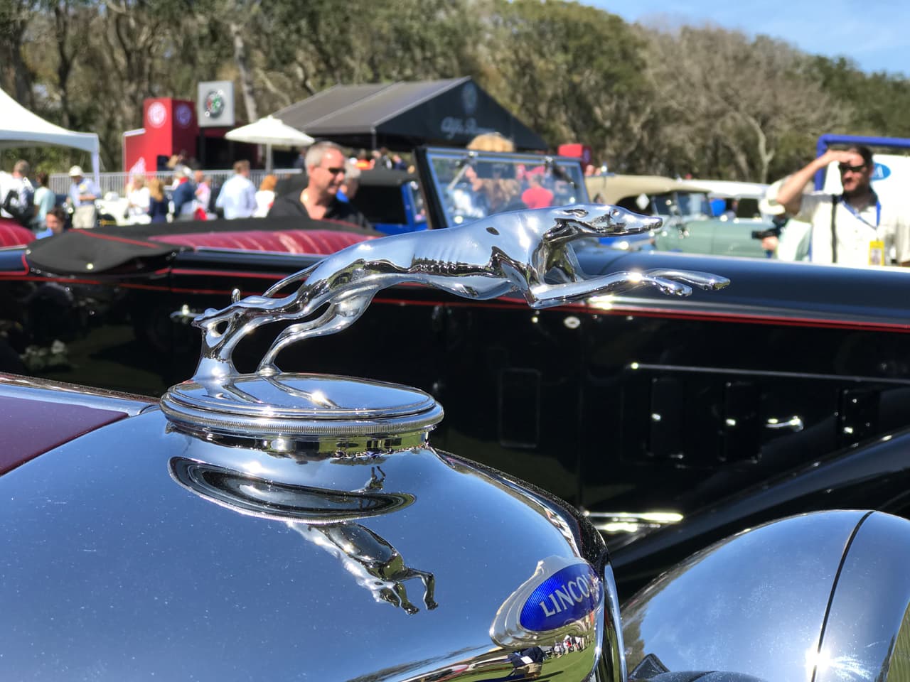 El galgo de Lincoln es uno de los ornamentos más celebrados de la década de los años 30 y un ejemplo de la búsqueda de la sensación de movimiento aún cuando el vehículo está detenido. En este caso el galgo de carreras está posado sobre la parrilla de un
<b>Lincoln KB Brunn Victoria de 1933 </b>un auto muy popular entre los jefes de estado y los miembros de las casas reales de aquellos días.
<br>