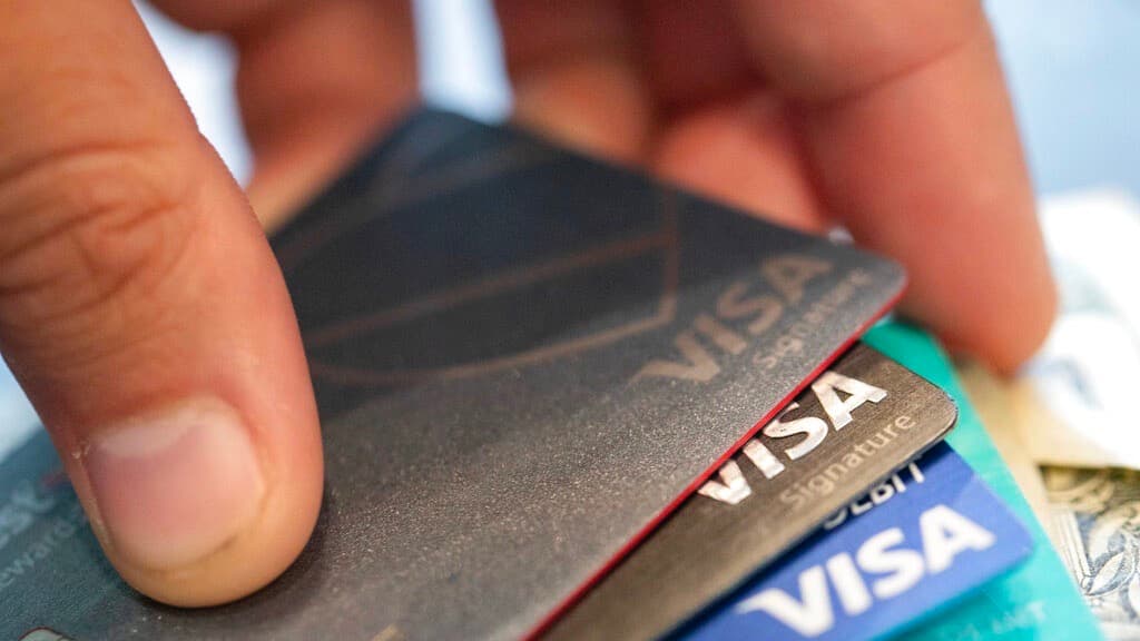 Muchos hogares de EEUU están ahogados en deudas: preocupa lo que deben en tarjetas de crédito 