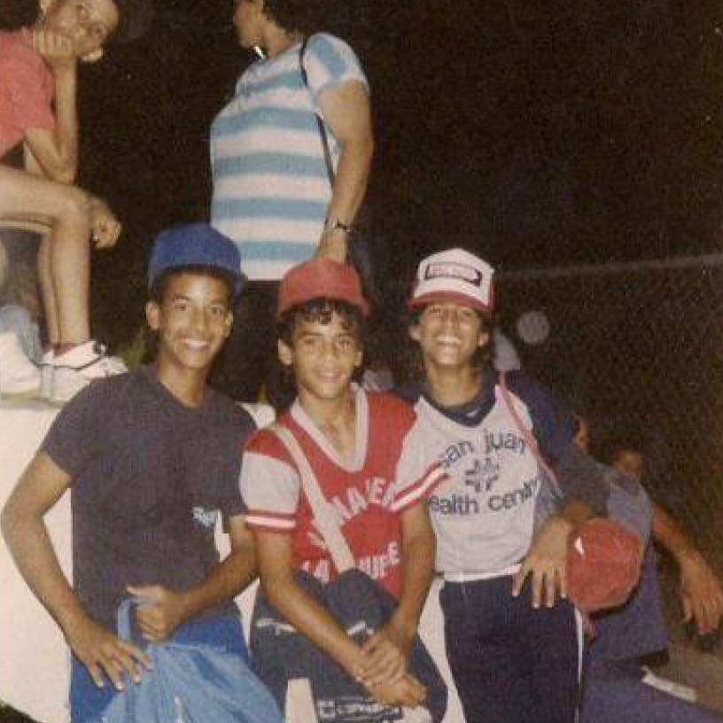 El de la gorra azul es nada más ni nada menos que Daddy Yankee.