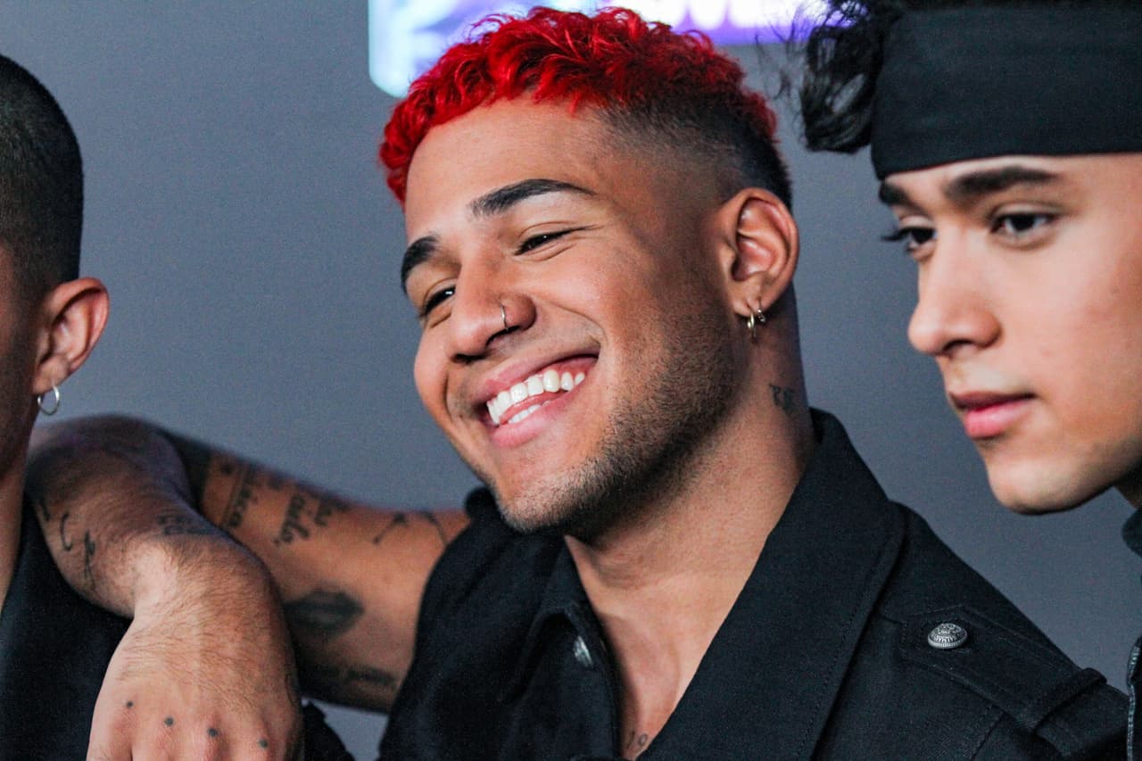 Muy sonriente vimos a Richard Camacho, con su cabello rojo.