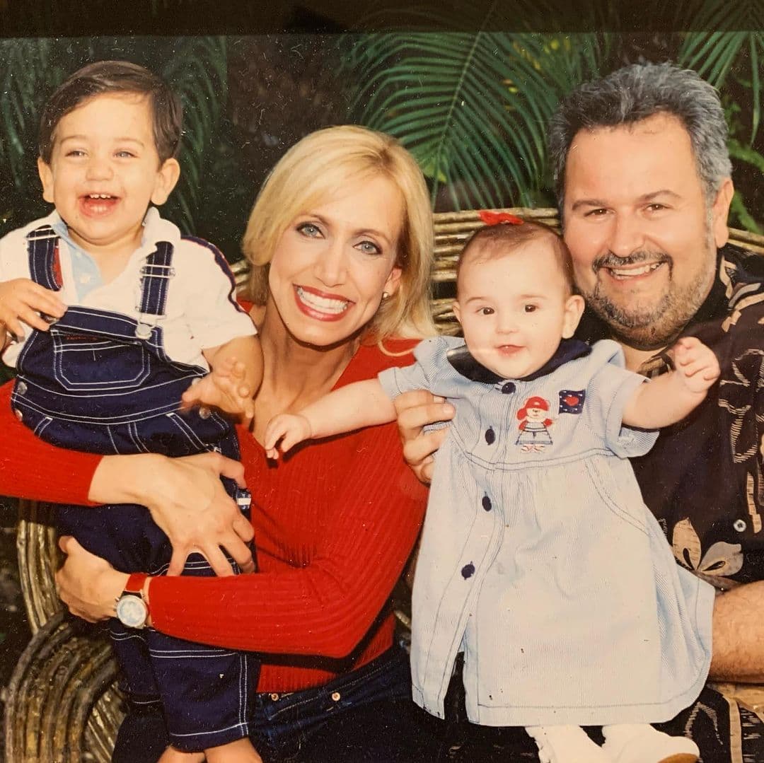 Lili Estefan y Raúl de Molina han visto crecer a sus retoños juntos. Aquí vemos a Lorenzo de 1 año de edad y a Mía, hija de 'El Gordo', con tan solo unos meses de nacida.