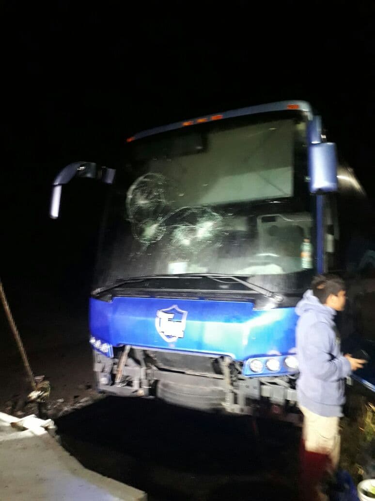 A la salida de dicho evento, unos individuos les exigieron que cantaran más tiempo y, al negarse, los tipos sacaron sus pistolas y comenzaron a disparar al autobús de la banda.