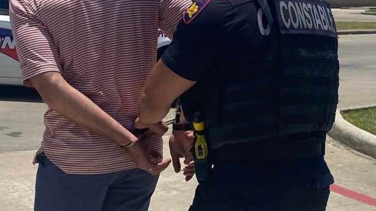 Otro joven saltó sobre la espalda de uno de los policías, y en cuanto acudieron unos guardias de seguridad para ayudarlos una de las mujeres golpeó a uno de ellos en la cabeza y la otra mordió el brazo de un guardia.
