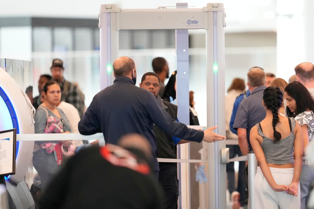 <h3 class="cms-H3-H3">Medidas y críticas</h3>
<br>La FAA ha respondido con planes para aumentar el personal en Filadelfia, instalar conexiones de fibra óptica y desplegar un sistema de respaldo temporal. Sin embargo, expertos como Colin Scoggins, excontrolador de la FAA, advierten que modernizar el sistema llevará años. El secretario de Transporte, Sean Duffy, anunció un plan de tres años para construir un nuevo sistema de control aéreo para 2028, pero enfrenta críticas por la lentitud en abordar problemas estructurales. Algunos controladores, traumatizados por los incidentes, han tomado licencias de hasta 45 días, agravando la escasez de personal.
<br>