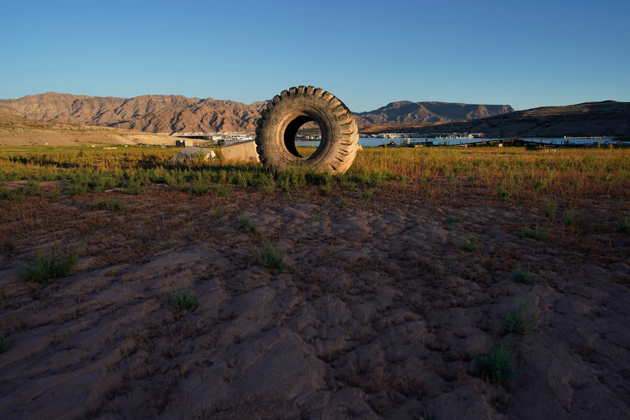 Un neumático de camión que alguna vez estuvo tapado por agua se posa ahora sobre el lecho seco del lago Mead en Boulder City (Nevada), en foto del 30 de agosto del 2022.
