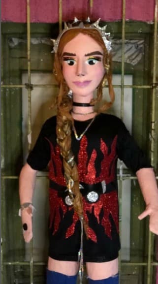 En junio de 2020, 
<b>Belinda </b>apareció en ‘La Voz México’ con un ‘outfit rockero’ del diseñador Philipp Plein que causó sensación en redes. Semanas más tarde, la cantante tuvo su piñata con el atuendo.