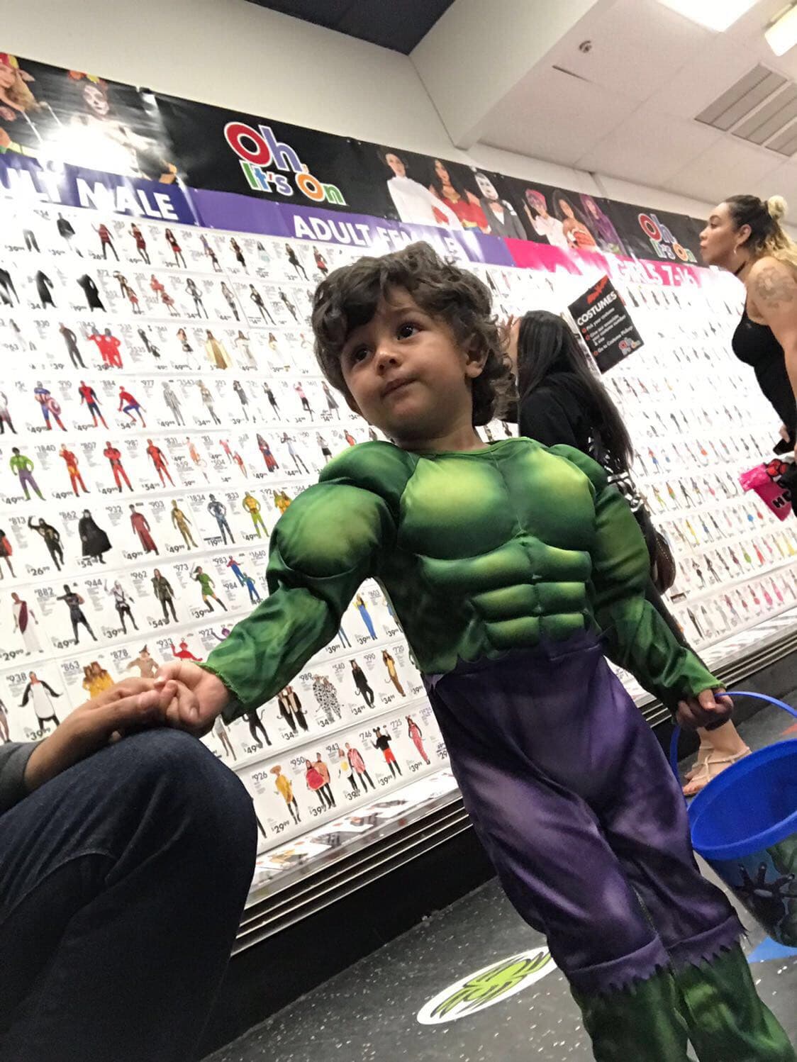 Nos encanta cómo luce Joshua con su disfraz de mini Hulk y también ya tiene lista la cubeta para recolectar dulces.