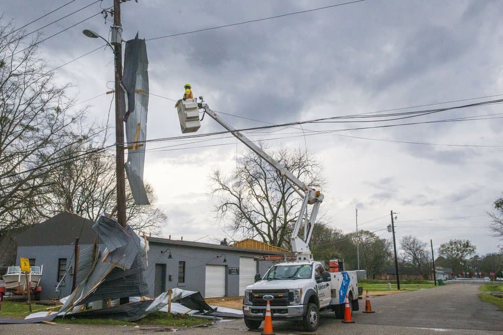 Más de
<b>70,000 hogares y negocios se quedaron sin electricidad </b>desde Texas hasta Alabama según
<a href="https://poweroutage.us/" target="_blank">poweroutage.us</a>, y el radar mostró tormentas adicionales que se movían por la región cuando comenzaron los primeros trabajos de limpieza.