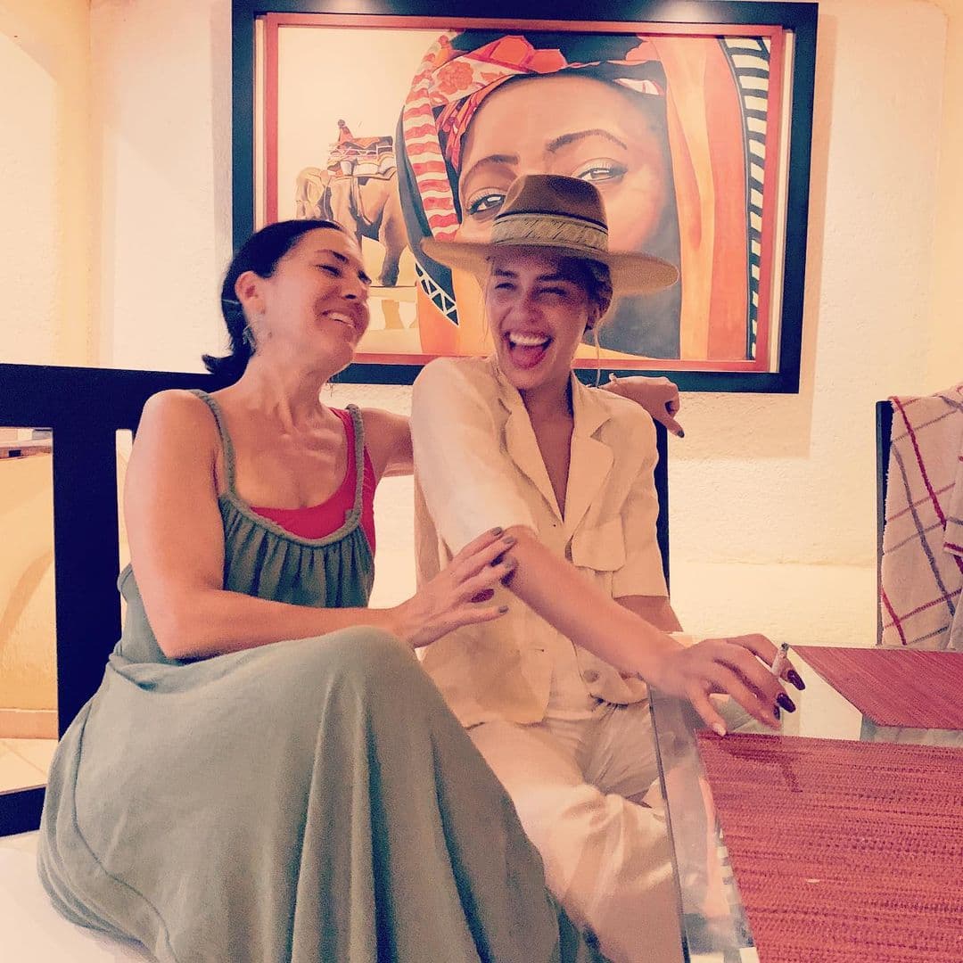 Con frecuencia, las famosas reciben cariñosos mensajes de sus seguidores, quienes aseguran que son “igualitas”, pues a sus 51 años Stephanie luce casi tan joven como su primogénita.