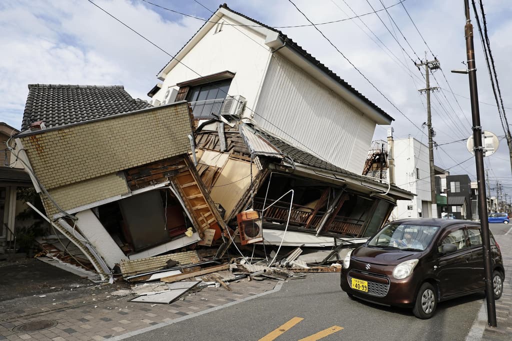 El terremoto que sacudió Japón deja 13 muertos y mantiene a equipos de emergencia en una búsqueda desesperada