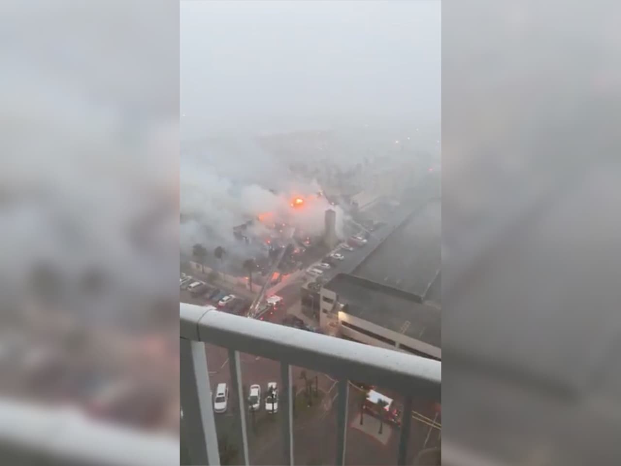 Reportan voraz incendio en edificio ubicado en South Padre Island, Texas
