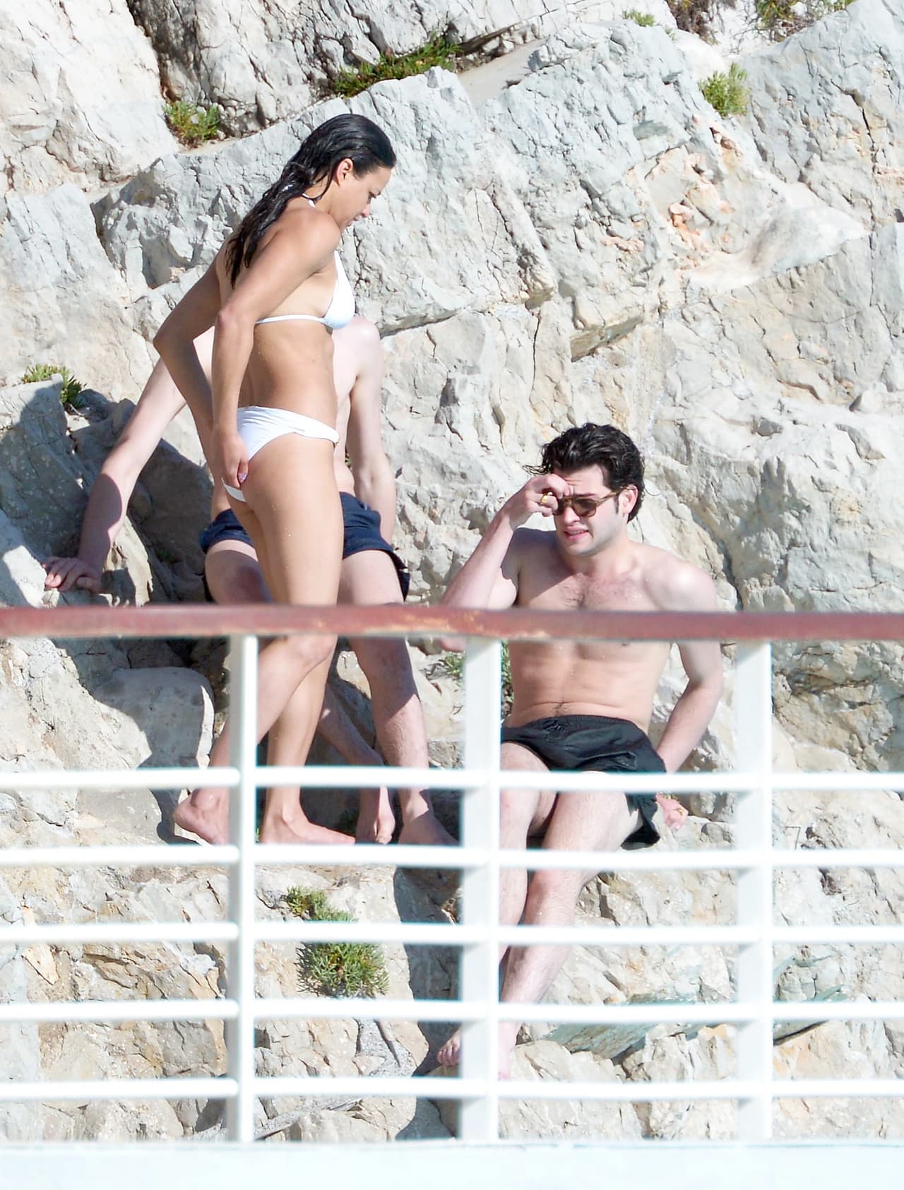 Se la pasó plática y plática con sus amigos.