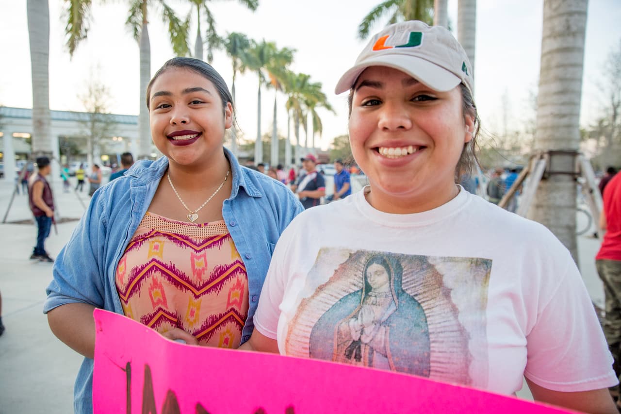 Las hermanas Esmeralda Gómez (15) y Ana Saucedo (18) nacieron en Homestead de papás mexicanos. "Mi mamá trabaja en un invernadero y mi papá en jardinería. No fueron a trabajar hoy. Yo estoy aquí para apoyar a mis papás. Ellos no tienen papeles y yo sí y quiero apoyar a mi gente", explica Ana.