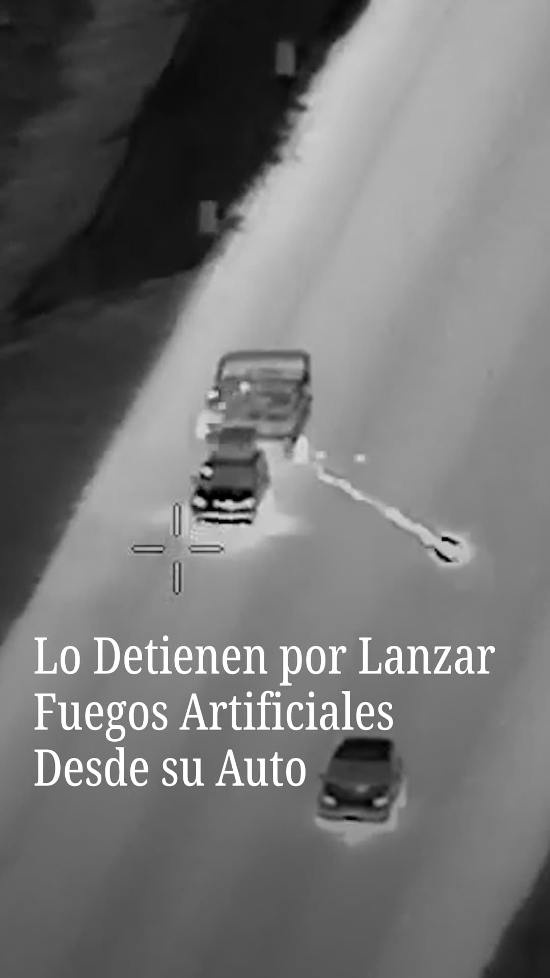 Un hombre lanza fuegos artificiales desde su auto en movimiento