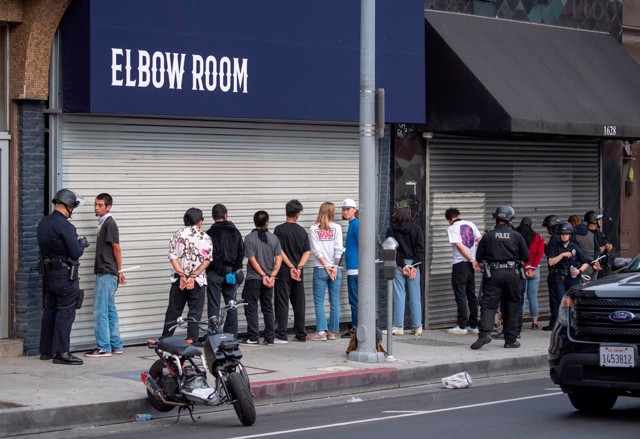 El fiscal general Bill Barr, que participó en una llamada del presidente Trump a los gobernadores, los conminó a “dominar” las calles y controlar, no reaccionar ante las multitudes. Les pidió ir detrás de los “alborotadores” y usar “la fuerza adecuada”.