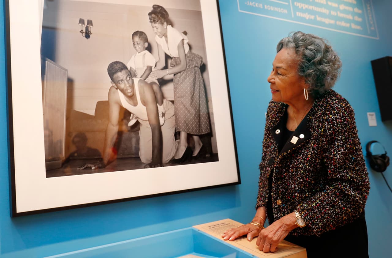 La vida de Robinson fue ejemplar, pues su camino en 1947 comenzó con el estigma del racismo en su contra, pero se sobrepuso a eso y fue nombrado el Novato del Año.