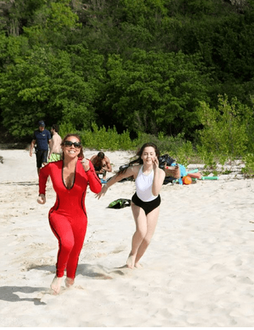 ¿Carreritas? La cantante no se detiene y aún en juegos no pierde la sensualidad.