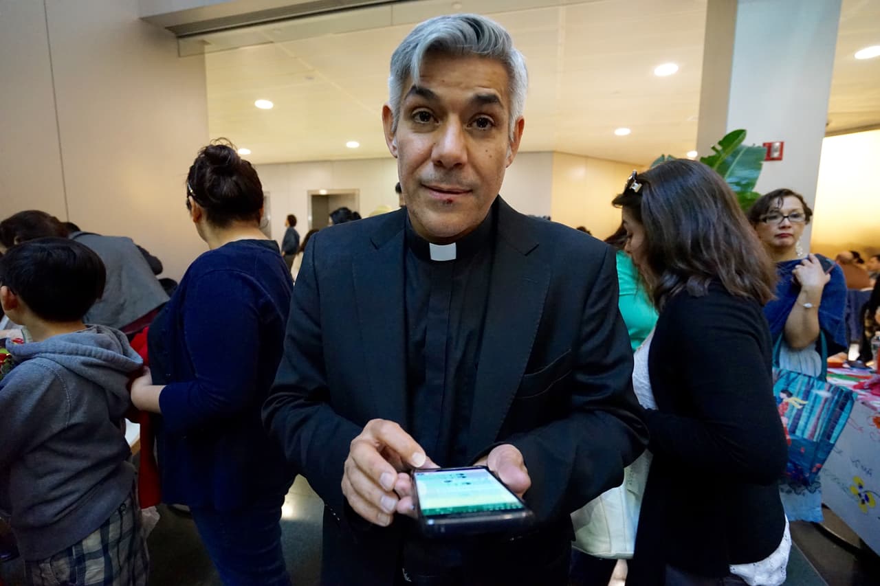 El Padre Fabían Arias está organizando toda una campaña a través de Twitter.