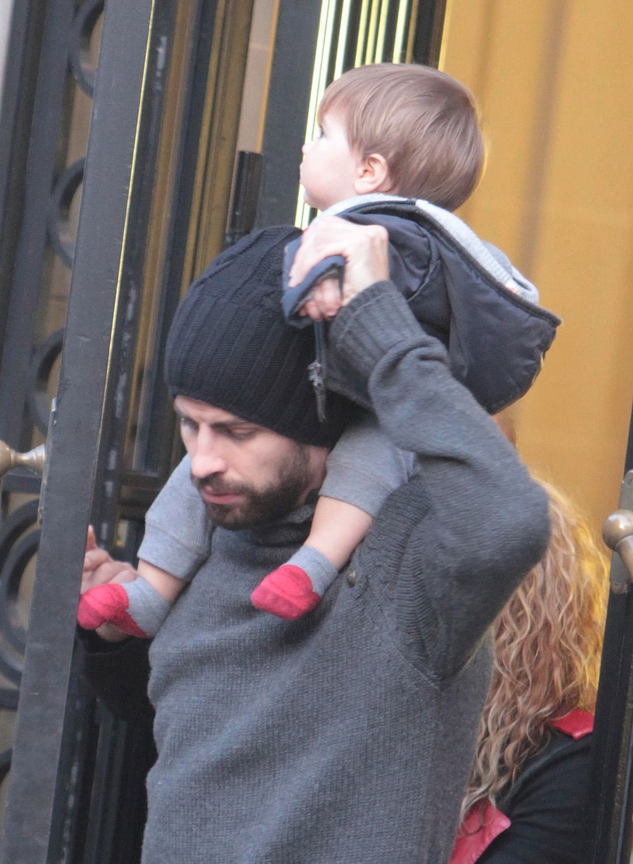 Lo cierto es que Gerard sigue siendo un súper papá, pues consintió a su pequeño durante el paseo por la capital francesa.