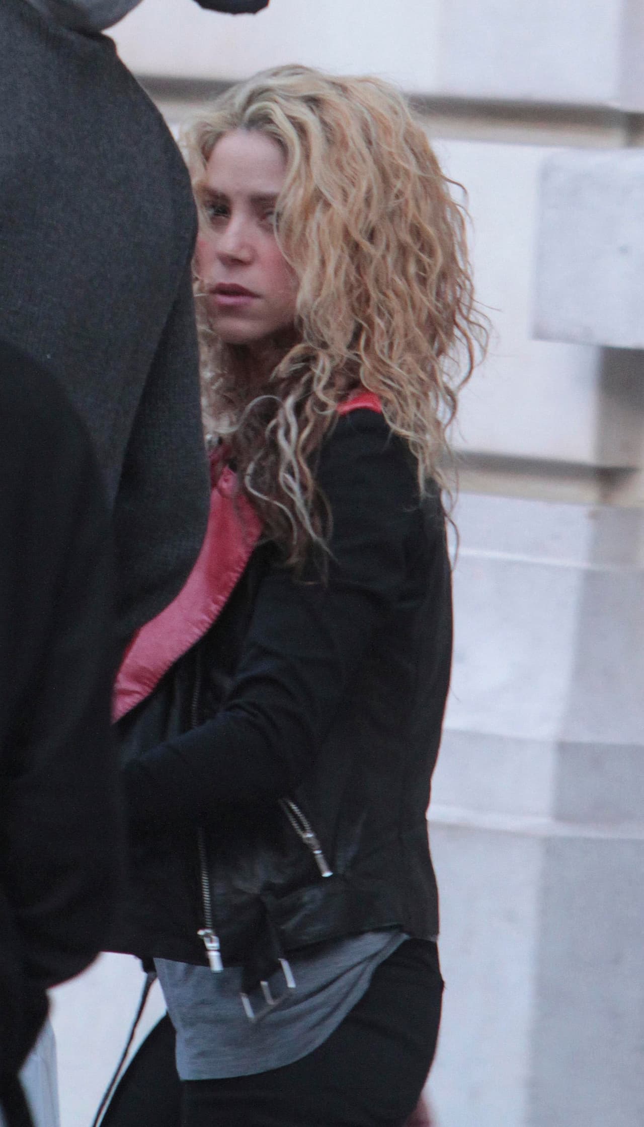 Shakira se percató de las cámaras que la captaban.