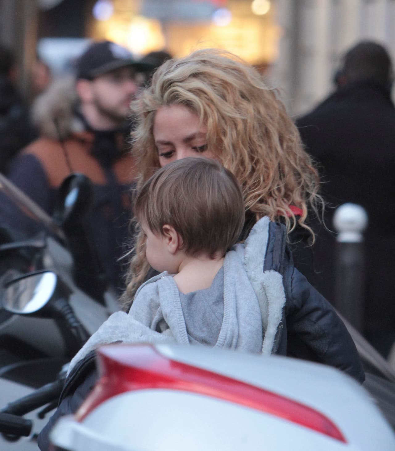 La pareja fue vista junto con el pequeño Sasha mientras daban un pequeño paseo por París hace unos días.