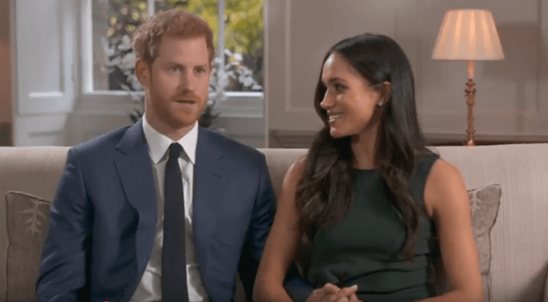 La prenda se pudo ver mejor cuando Meghan y Harry ofrecieron su
<b><a href="https://www.univision.com/entretenimiento/el-principe-harry-y-su-prometida-meghan-markle-revelan-como-se-conocieron-video">primera entrevista juntos</a></b> ante las cámaras de la televisión.