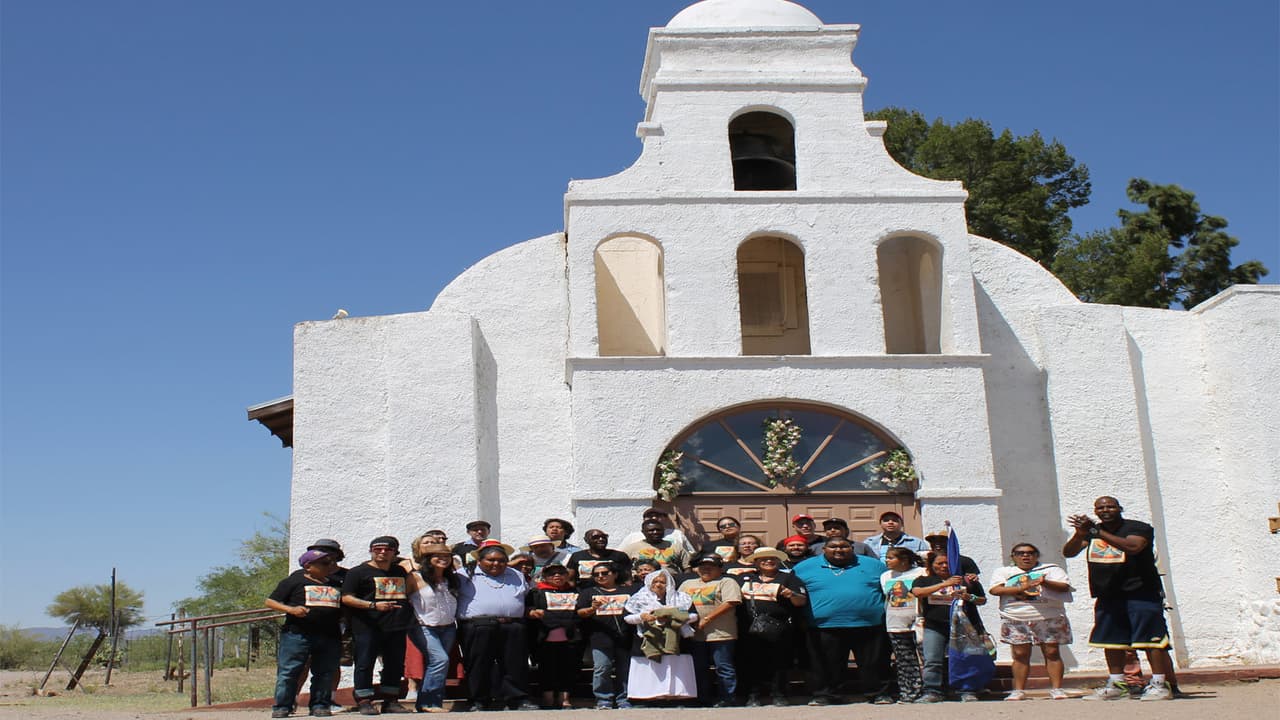 Los participantes de la caravana posan frente a la Mision San Solano en la reservación indígena.