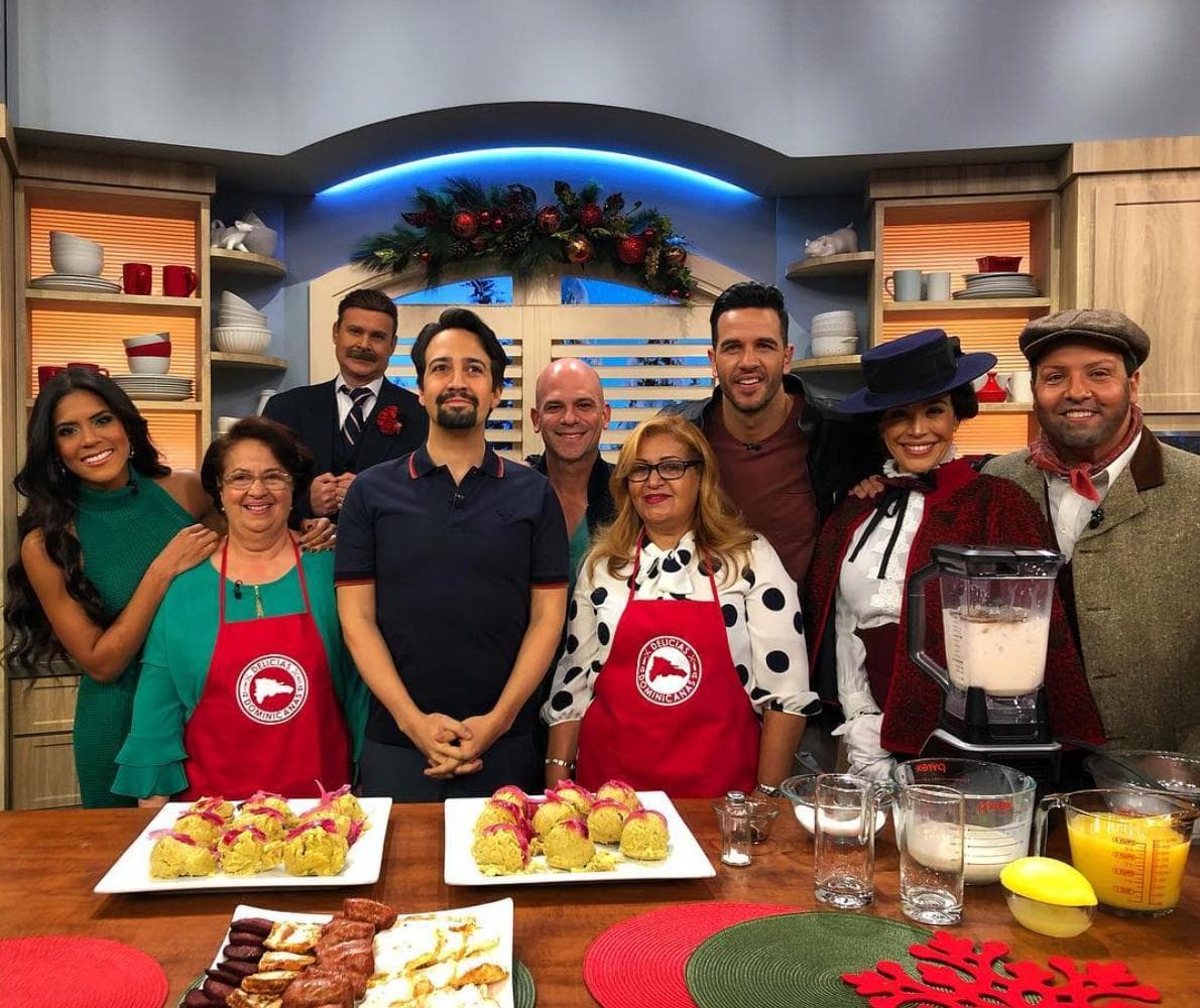 Hasta en la cocina de Despierta América agasajamos a Lin-Manuel. El actor disfrutó un rico mangú y se deleitó con un 'morir soñando': refrescante bebida hecha con jugo de naranja, leche y hielo.