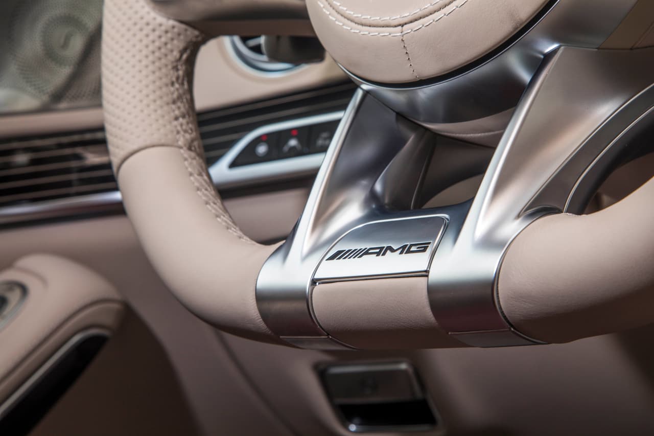 El Mercedes-AMG S65, al igual que el S63, no deja de proclamar su procedencia y exclusividad a través de varías oporttunidades de branding estratégicamente distribuidas a través de la cabina.