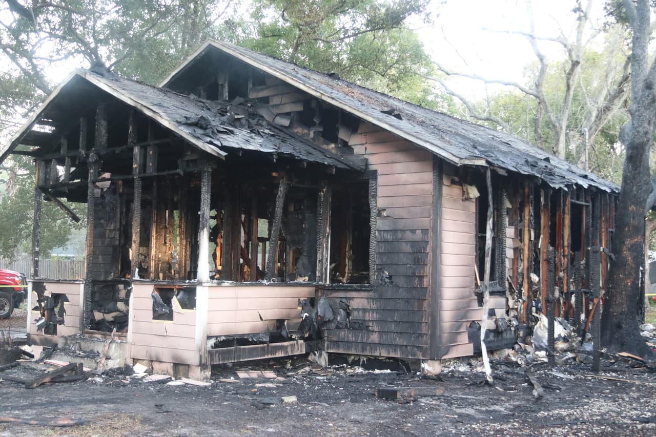 La vivienda de Jones St. en Clearwater sufrió daños totales. La investigación sobre las causas de este incendio continúa abierta.
<br>
<br>