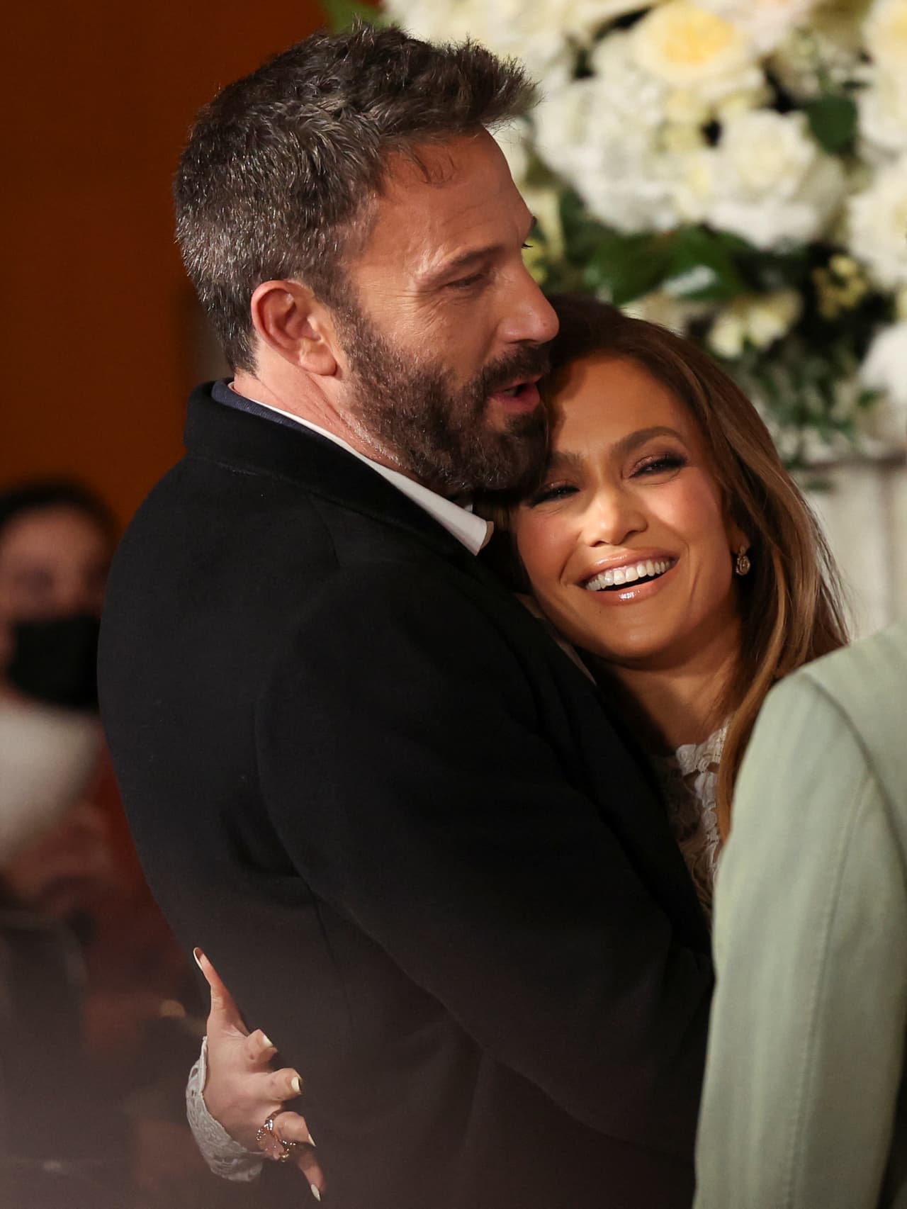 <h3 class="cms-H3-H3">Un merecido descanso</h3>
<br>
<br>Para terminar un fin de semana lleno de grandes recuerdos y emociones, Jlo y su esposo, salieron hacia el aeropuerto de Georgia totalmente escoltados. Según Grosby Group, Ben Affleck parecía bastante cansado y la policía bloqueó la vía de acceso al aeropuerto privado para que la pareja llegara rápidamente a disfrutar de su luna de miel.