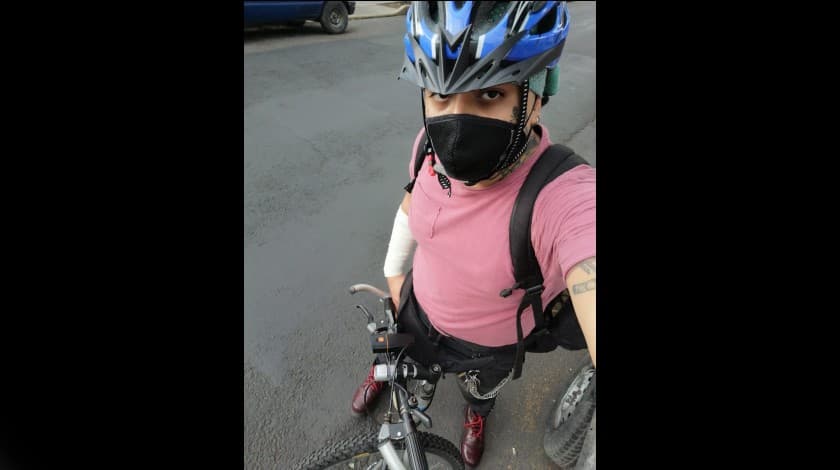 Fernando Caballero, el peluquero que recorre la Ciudad de México en bicicleta.