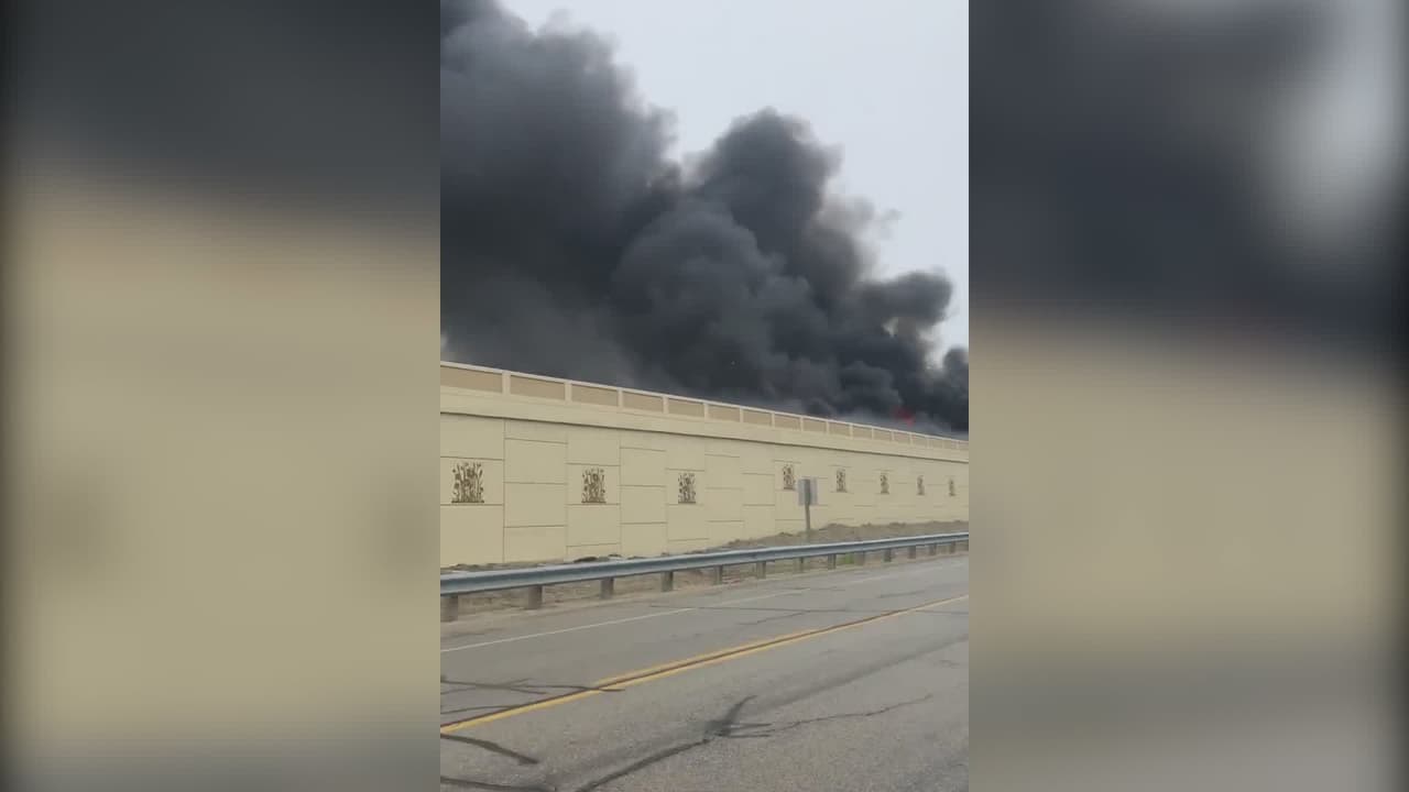 Video capta explosión de un camión en Wisconsin que dejó a dos personas muertas