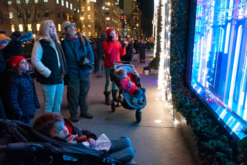 Bloomingdale's, que este año celebra su 150 aniversario, y está ubicada en Lexinton Avenue, cerca de 59th Street, congrega a cientos de espectadores todos los días (y noches) de diciembre.