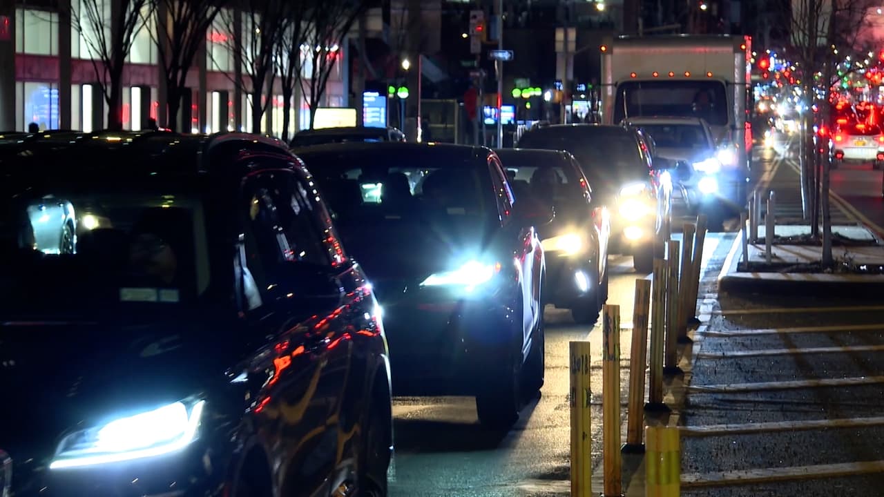 Conductores que circulan por Manhattan expresaron su aprobación a la cancelación de la 
<b>tarifa de 9 dólares por vehículo</b>.
