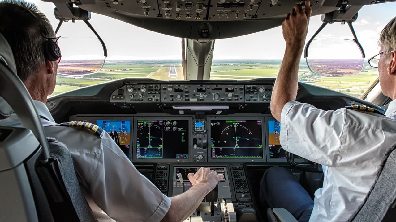 <b>1. Piloto comercial</b>
<br>El trabajo mejor pagado sin necesitar un título universitario en el área de Sacramento es como piloto comercial. Estos trabajadores ganan un salario anual promedio de
<b>$152,290</b>. Ellos navegan vuelos locales en rutas aéreas no programadas, helicópteros o ambulancias aéreas, pero a pesar de que sólo necesitas un diploma de escuela secundaria, si requieren un certificado de piloto comercial. No incluye pilotos de vuelos nacionales o internacionales.