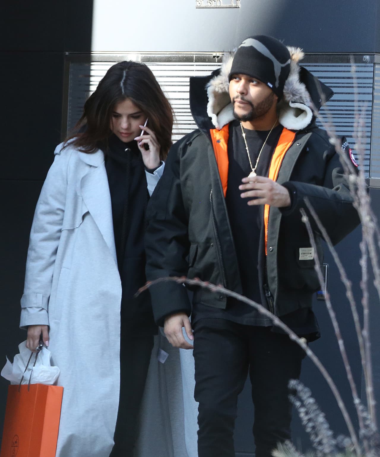 Selena Gomez y The Weeknd no ocultaron su amor mientras paseaban tomados de la mano en un romántico día de shopping en Toronto, Canadá.
