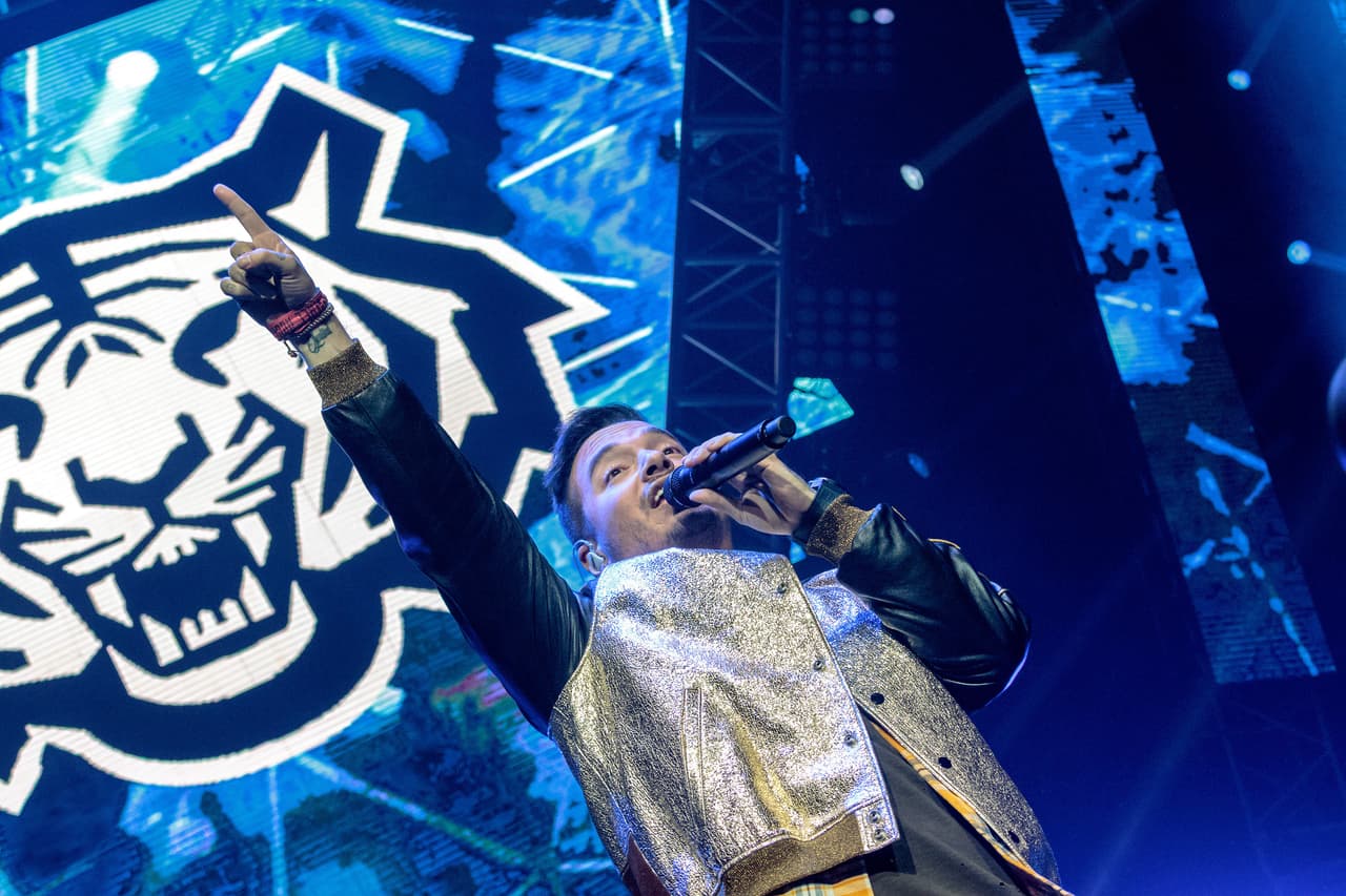 7. Sus conciertos son lo máximo, siempre sabe como prender al máximo la fiesta y sus fanáticos disfrutan cada minuto cantando sus canciones.