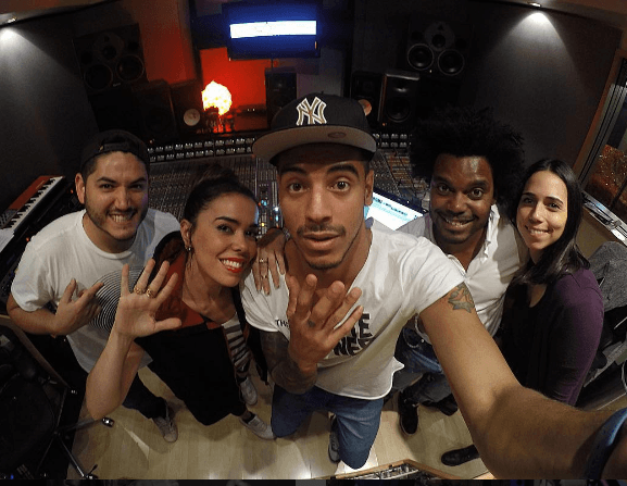 Su trabajo en el estudio es agotador, pero él siempre mantiene un gran ánimo con su equipo.