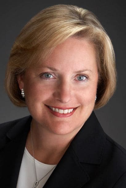 8. SALLY SMITH. La presidenta ejecutiva de Buffalo Wild Wings ha tenido la habilidad de encontrar el lado innovador a servir cerveza y comida a los aficionados al deporte, adaptando la tecnología mucho más que el resto de las cadenas de comida casuales, permitiendo el uso de tablets por parte de los clientes para hacer pedidos. (Imagen tomada de Twitter).